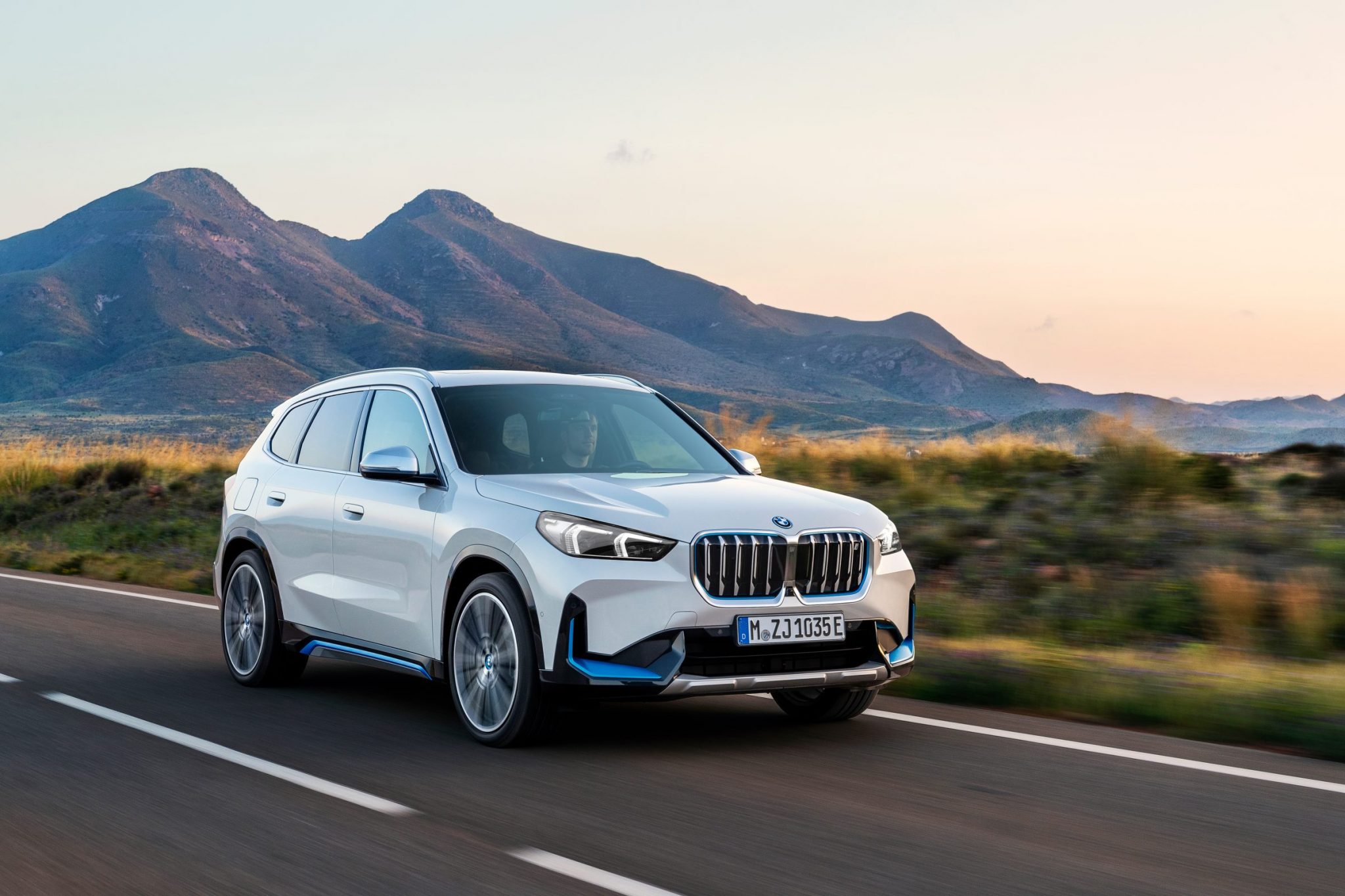 Novo BMW X1 inova versões híbridas e uma 100 elétrica