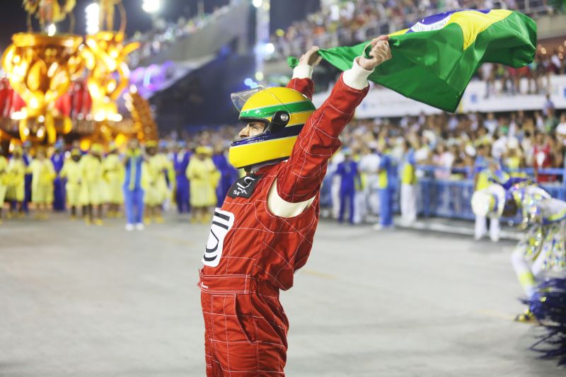 Esquenta para o carnaval: veja quando carros e samba se misturaram na avenida