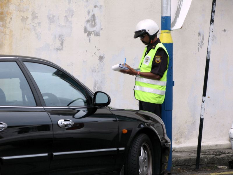 Molhar pessoas e zerar o combustível: descubra infrações pouco conhecidas