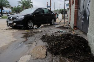 FF_Carros-sao-arrastados-por-enchente-no-Rio-de-Janeiro_001