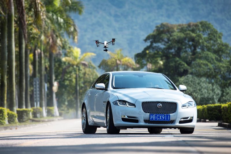 Jaguar XJ participa de perseguição com drone