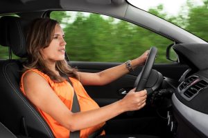 Gestantes devem afastar os bancos do painel e usar cinto de segurança de três pontas | Foto:  © Fernando Madeira | Dreamstime.com - Pregnant Woman Driving a Car