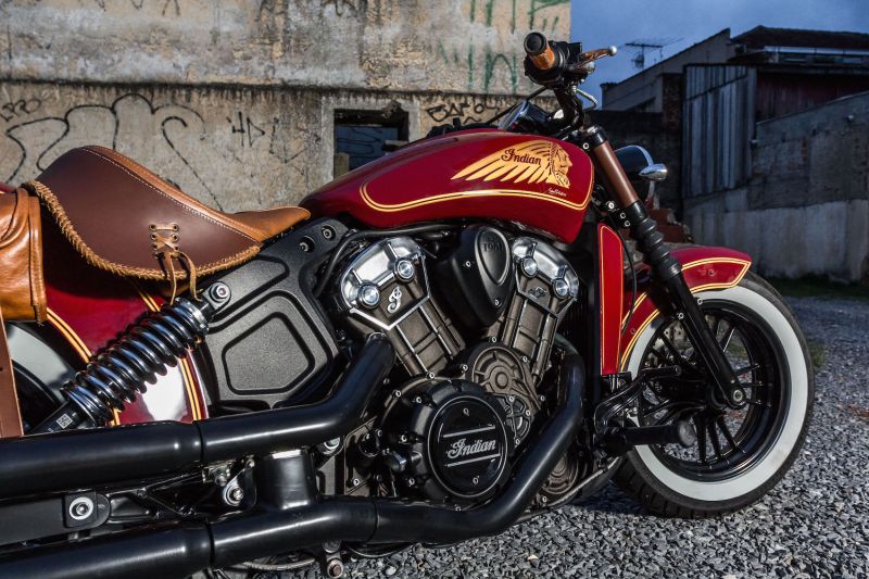 Artista Celio Dobrucki customiza moto Indian Scout