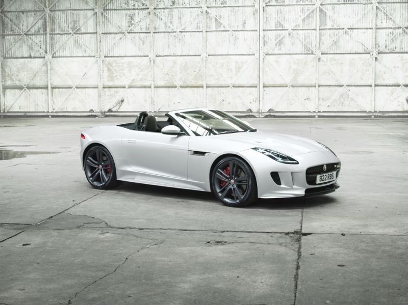 Jaguar F-Type British Design chega ao mercado nacional