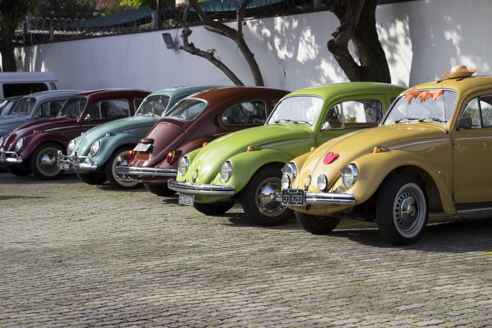 Apaixonados pelo Volkswagen Fusca se reúnem mensalmente em São Paulo