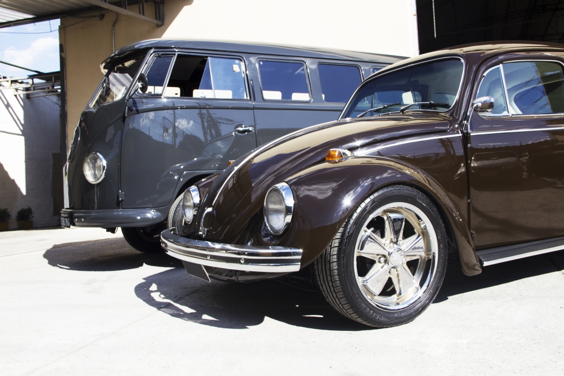 Irmãos apaixonados por carros reformam Kombi e Fusca