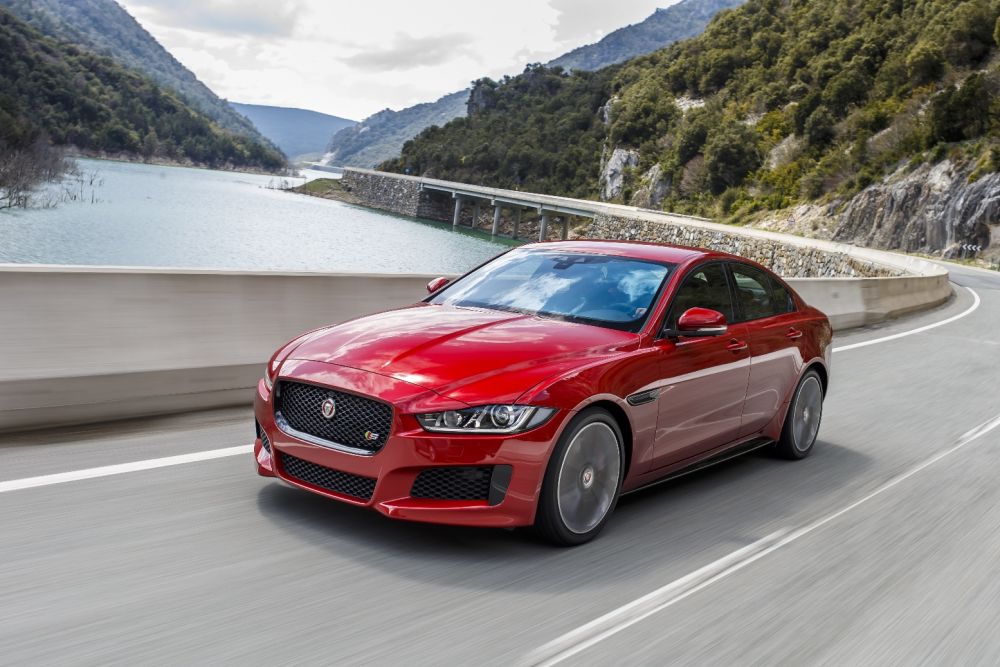 Linha 2017 do Jaguar XE chega com novas cores e mais equipamentos