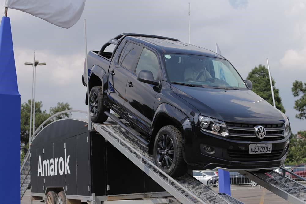 VW terá pista de arrancada e circuito Amarok no Salão do Automóvel 2016