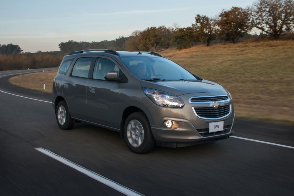 Chevrolet Spin 2017 tem novas versões e inédita grade ativa no radiador