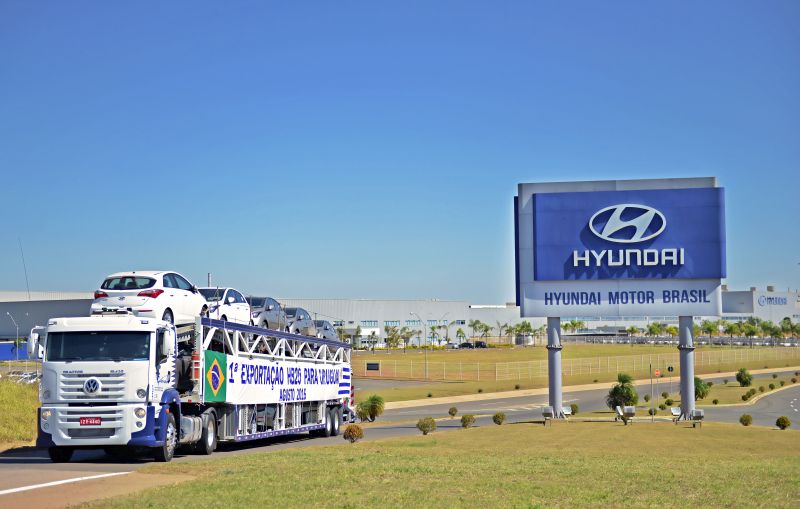 Hyundai começa a exportar HB20 hatch e sedã para o Uruguai