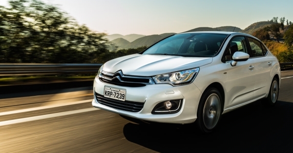 Citroën C4 Lounge chega à linha 2017 como novos conjunto ótico dianteiro e central multimídia