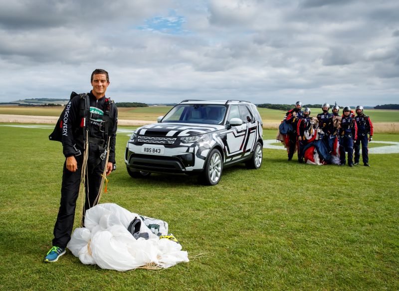 Land Rover usa salto de paraquedas para testar nova tecnologia