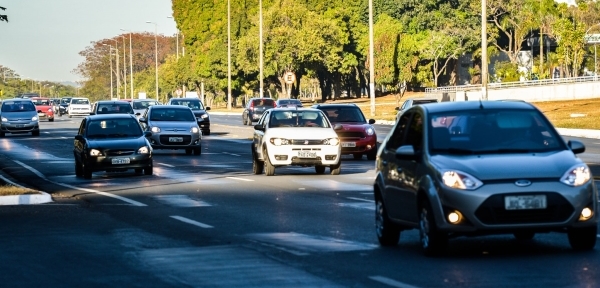 Pósitron lança alarmes que acendem os faróis após a partida do veículo