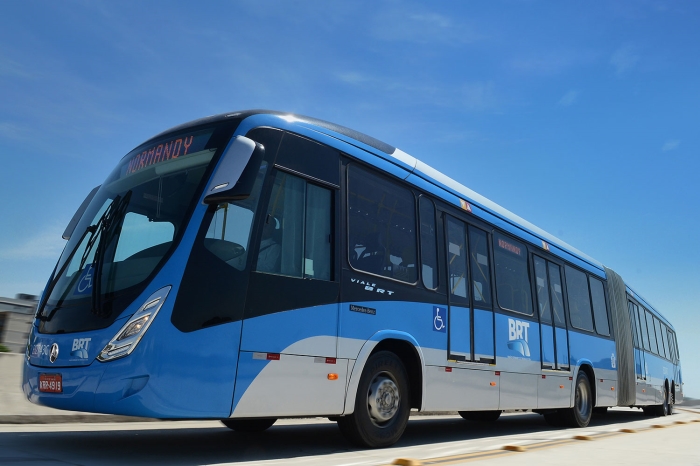 Mercedes-Benz faz avant-première de ônibus para 220 passageiros