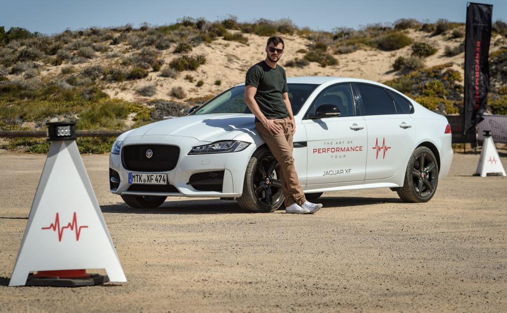 Ator Nicholas Hoult testa os limites do Jaguar XF no desafio do Smart Cone