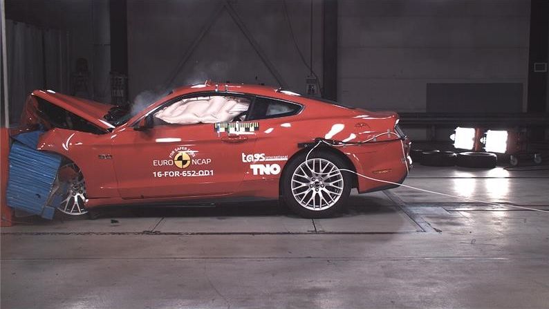 Ford Mustang decepciona e só consegue duas estrelas em crash test