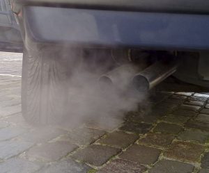Cor da fumaça do escapamento pode indicar problemas no motor |Foto: By Ruben de Rijcke (Own work) [CC BY-SA 3.0], via Wikimedia Commons