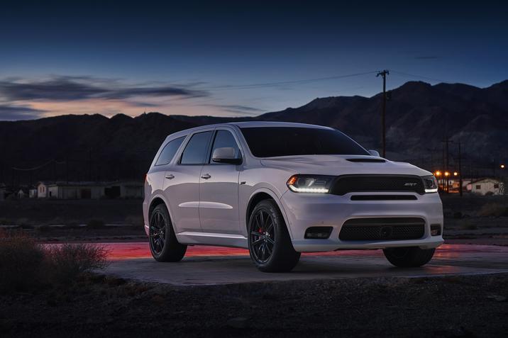 Dodge Durango SRT mostra sua força ao transformar pneus em fumaça