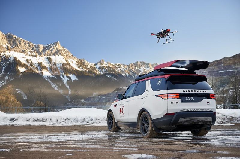 Land Rover apresenta versão de ‘resgate’ do Discovery; tem até drone para salvamentos