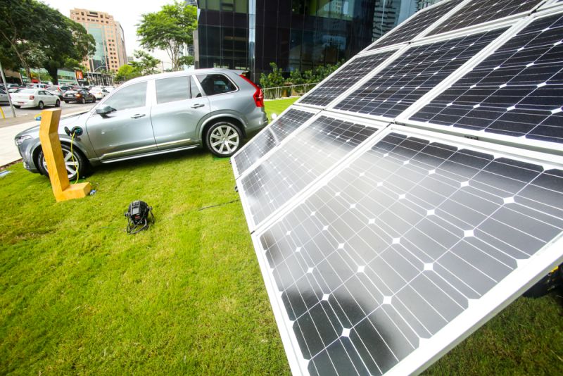 Volvo carrega veículo com energia solar em São Paulo