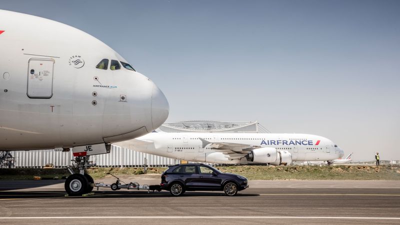 Recorde: modelo da Porsche reboca avião de 285 toneladas, veja vídeo