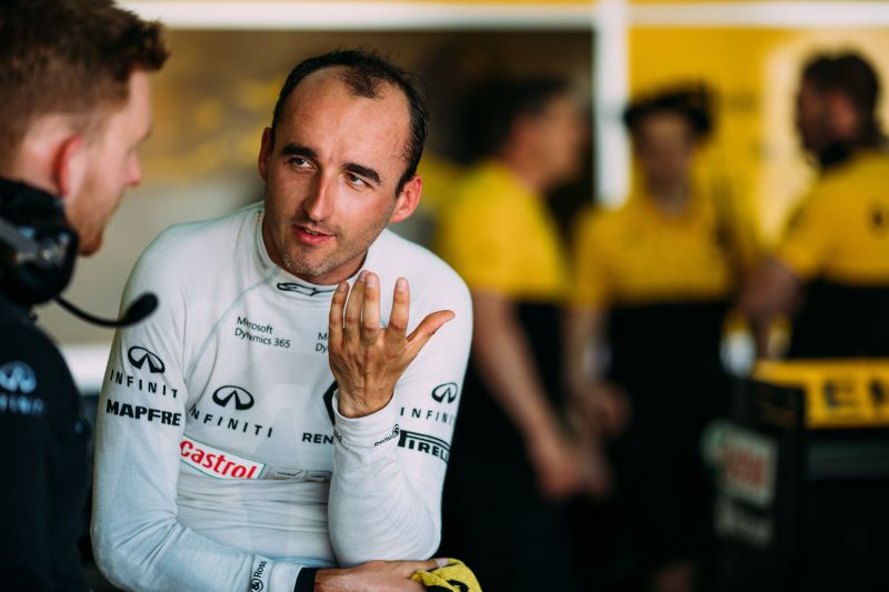 Robert Kubica volta a guiar um carro de F1 da Renault após seis anos