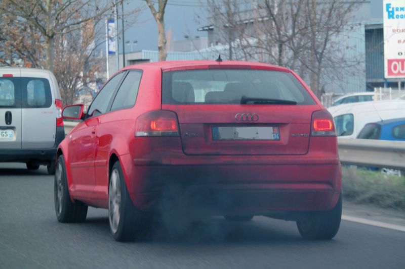 França pretende proibir venda de veículos a combustão até 2040