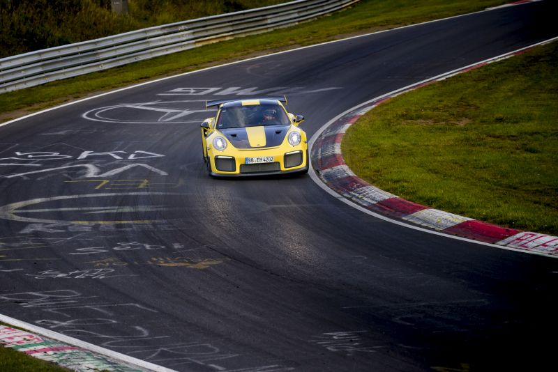 Vídeo: Porsche 911 GT2 RS quebra recorde da marca em Nürburgring Nordschleife