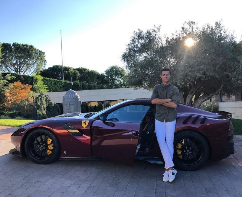 Eleito melhor do mundo, Cristiano Ronaldo também esbanja quando o assunto é carro; conheça a garagem do craque