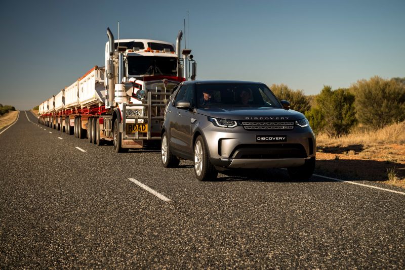 Land Rover Discovery reboca caminhão de 110 toneladas; veja o vídeo