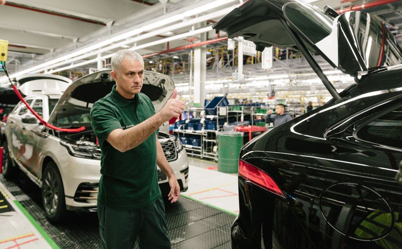 José Mourinho visita fábrica da Jaguar e leva F-PACE especial para casa