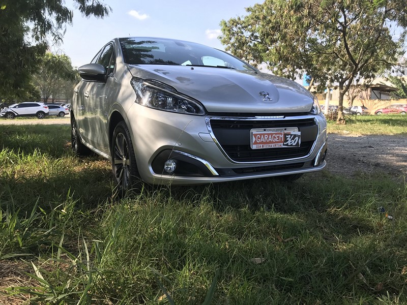 Testamos: Peugeot 208 Griffe é bom de guiar e começa em R$ 70.490