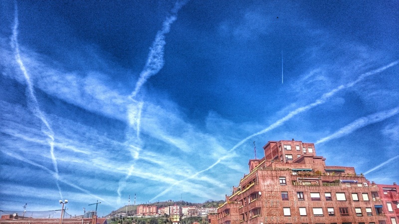 Chemtrails: a teoria da conspiração por trás dos rastros deixados no céu pelos aviões