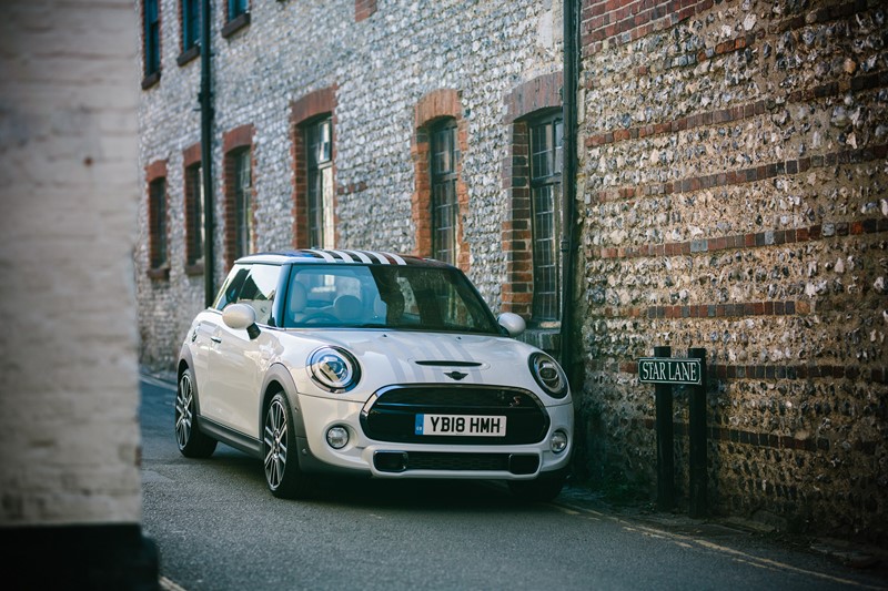 Mini lança modelo exclusivo para celebrar casamento real