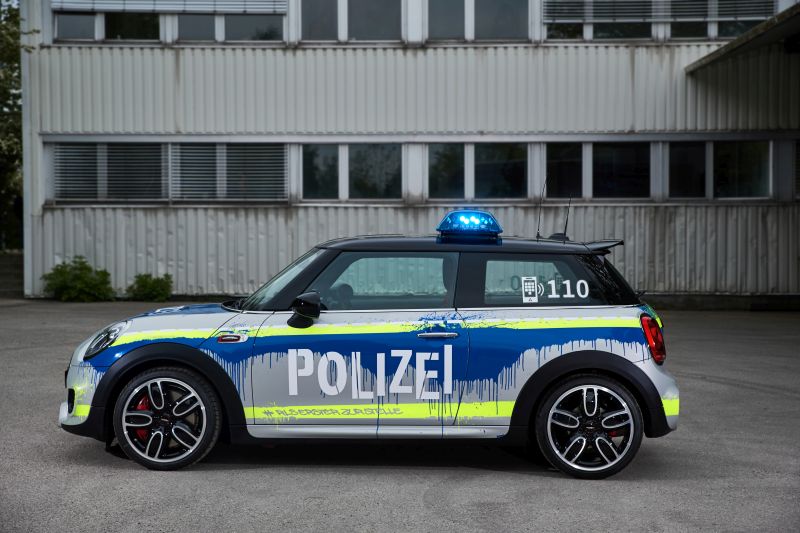 Polícia de MG tem Camaro: veja outros carros de luxo que viraram viatura -  21/11/2021 - UOL Carros