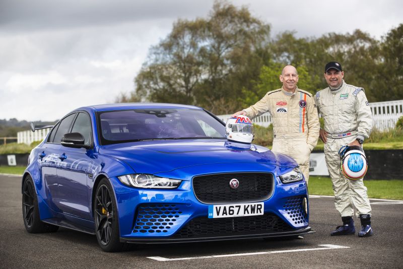 Jaguar XE SV Project 8 é testado por pilotos no Reino Unido