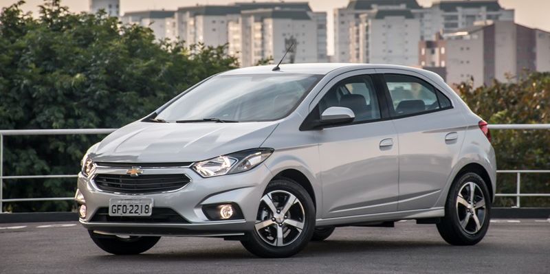 Mesmo em mês de baixa, Chevrolet Onix segue como líder absoluto; veja os 25 carros mais vendidos