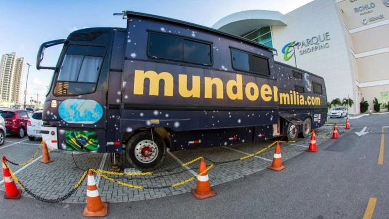 Família vive em motorhome e deseja dar a volta ao mundo a bordo de um Mercedes 1995