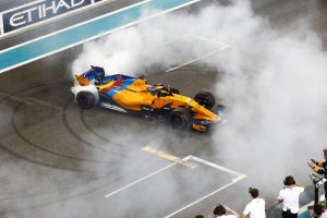 Coadjuvante na corrida, Alonso se despediu da categoria fazendo zerinhos com sua McLaren; Hamilton e Vettel acompanharam o bicampeão |Foto: Divulgação/Fotos Públicas/LAT Images/ Pirelli