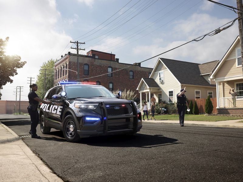 Ford lança novo Interceptor Utility com motor híbrido; conheça outros carros de polícia ao redor do mundo