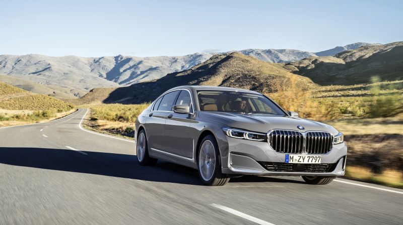 Reestilizado, BMW Série 7 ganha novos motores e grade gigantesca