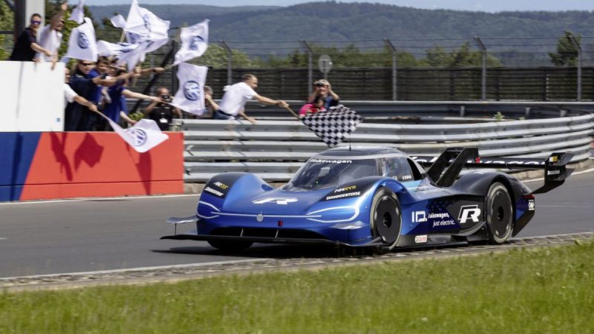 Carro elétrico de corrida da VW quebra recorde em Nürburgring