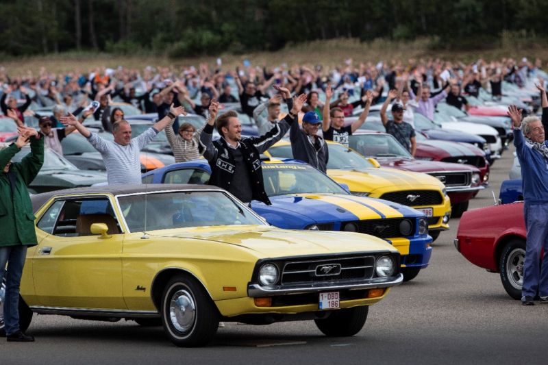 Ford reúne 1.326 Mustangs na Bélgica e bate recorde mundial