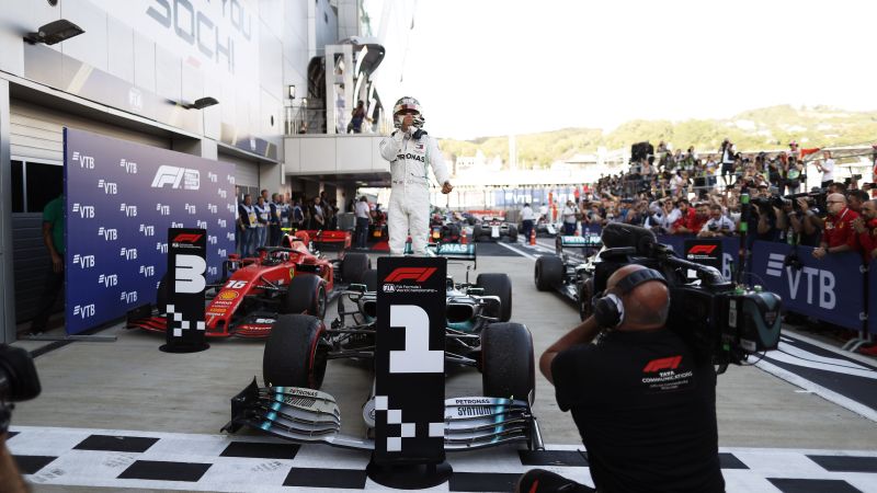 Opinião: Lewis Hamilton faz pit stop na hora certa e vence o GP da Rússia