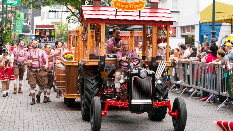 Trator histórico da Ford distribui chope e linguiça na Oktoberfest