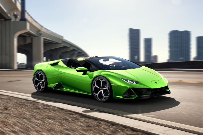 Lamborghini Huracán Spyder - Este modelo é um dos favoritos do jogador Cristiano Ronaldo e do rapper Kanye West. Por aqui, outro fã é o cantor sertanejo Gusttavo Lima, que possui um modelo na cor laranja. O preço de locação varia de € 2.000 a € 2.667 a diária. Em Barcelona, na Espanha, este modelo tem uma boa procura | Divulgação