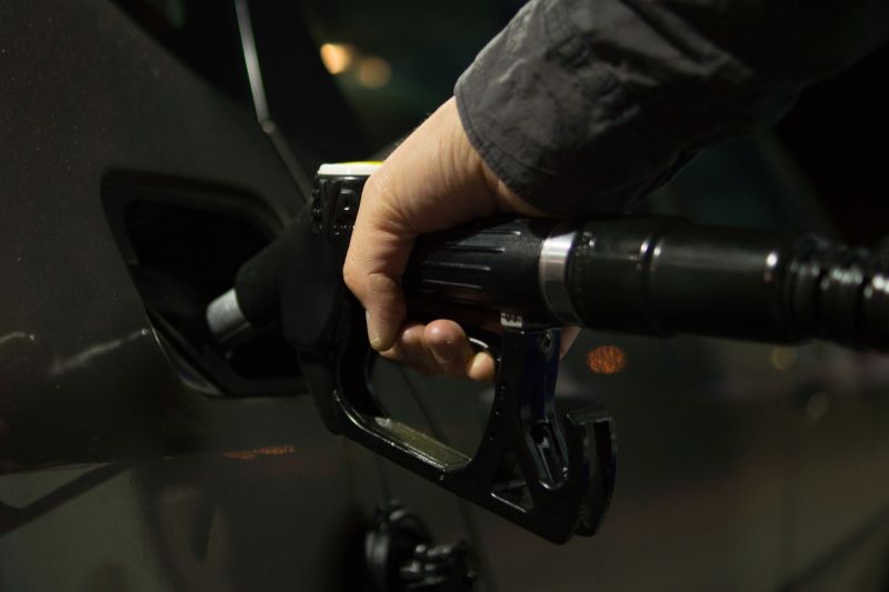 Saiba quantos litros de gasolina você pode comprar com o salário médio no Brasil e no mundo