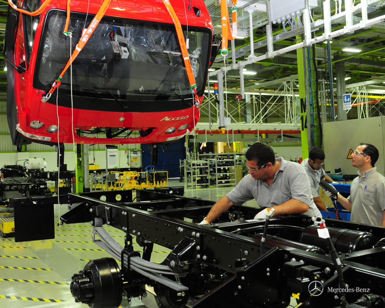 Mercedes-Benz anuncia a suspensão de sua produção no Brasil