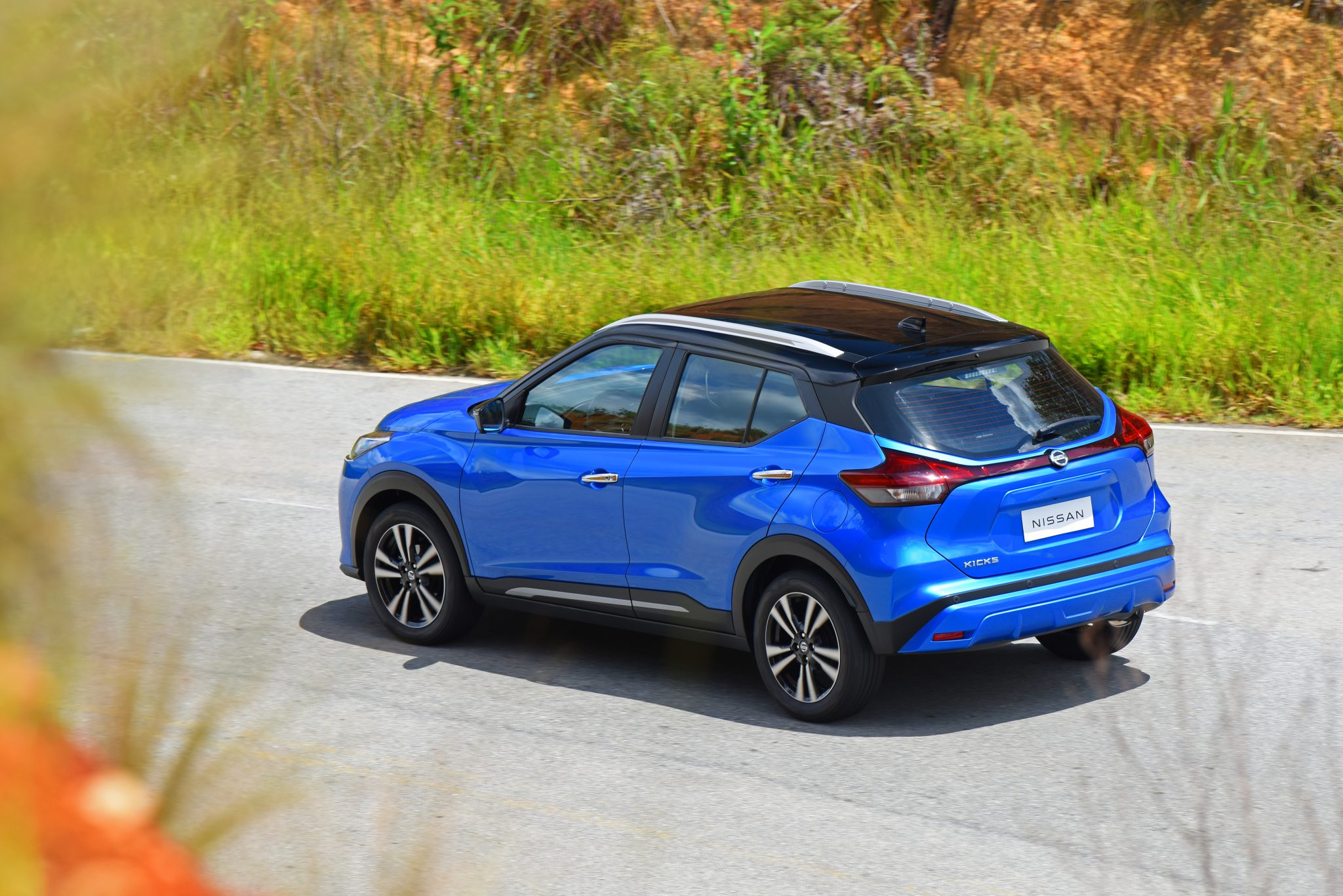 Nissan Kicks 2022 ou Chevrolet Tracker 2022 qual SUV oferece mais por