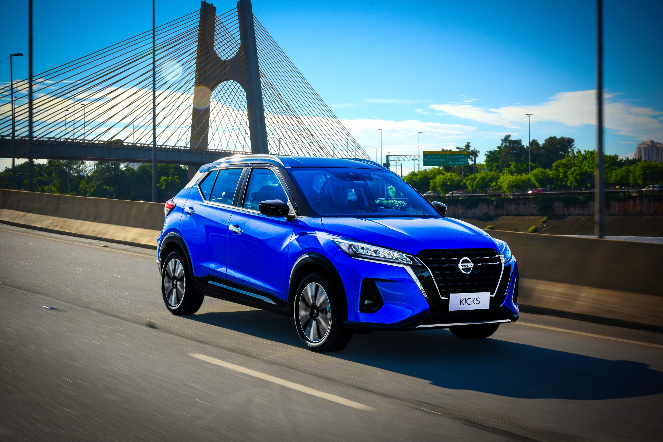 Nissan Kicks 2022 ou Chevrolet Tracker 2022: qual SUV oferece mais por menos?